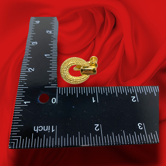 Vintage 1980's Napier Petite Doorknocker Earrings Gold Tone Leverback Runway - Picture 5 of 5